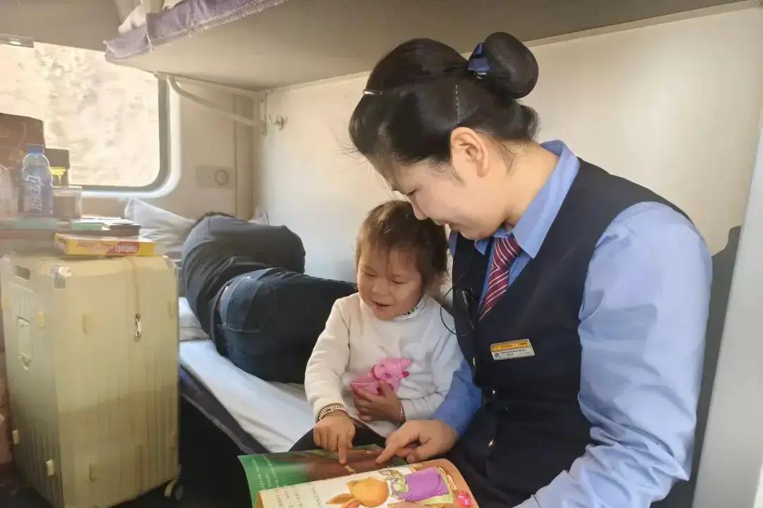 坐火车的时候，你有没有遇到过那种让人心里热乎乎的事儿？比如列车员不光管着车厢秩序