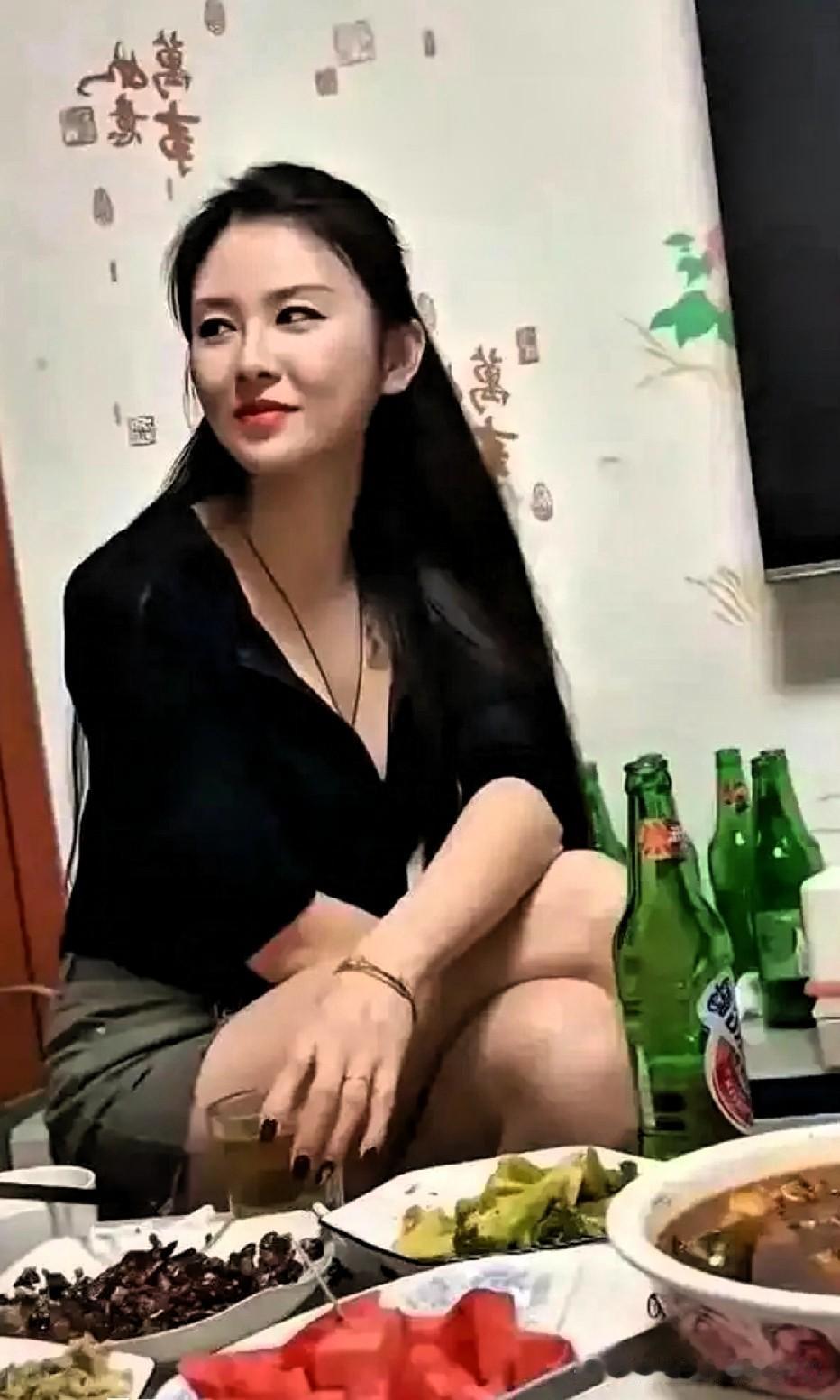 我和朋友是很好的闺蜜，她老公也是我现在最好的朋友之一。我们经常一起聚会，一起玩耍