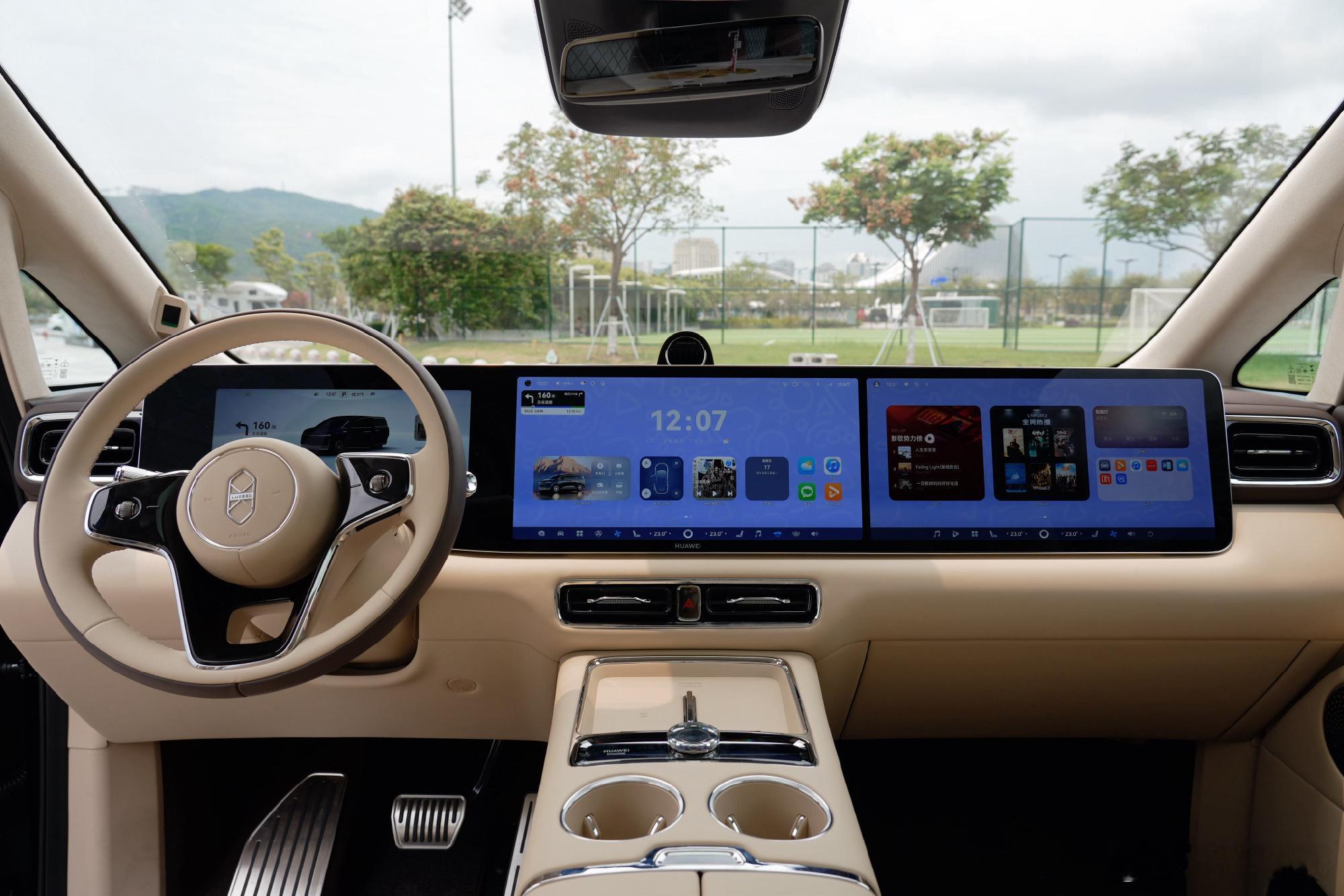 座舱的镀铬装饰用上去后，整体高级感提升很多智界v9