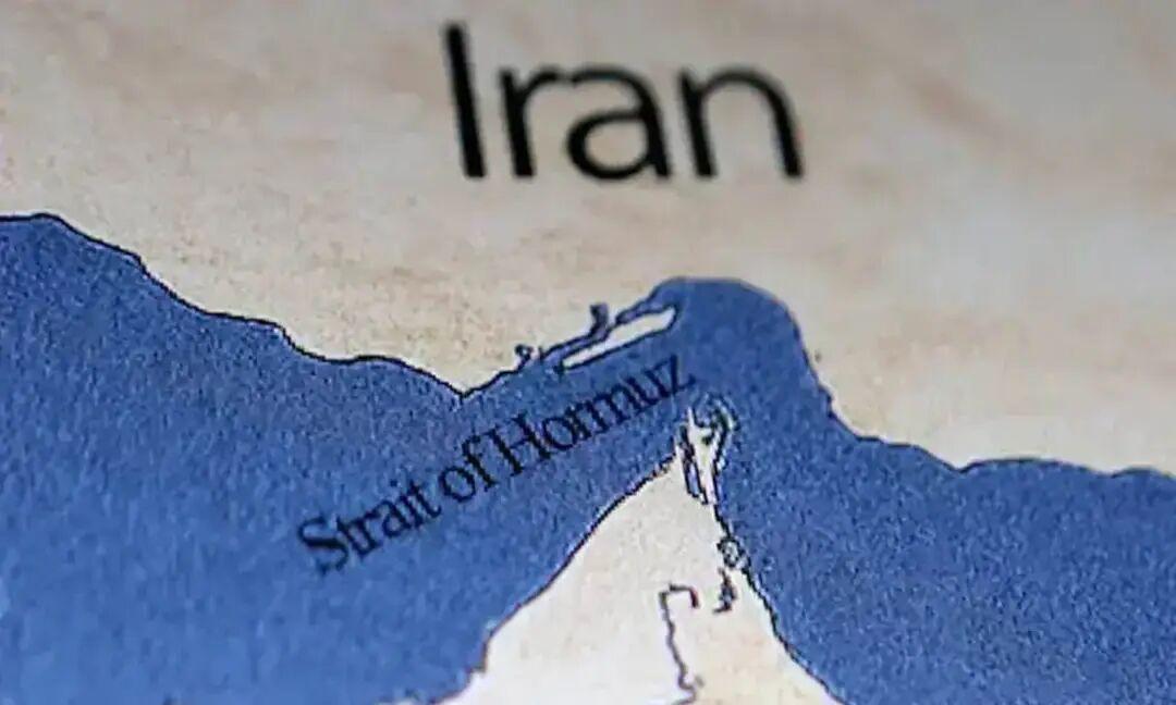 印度外交部确认，两艘悬挂印度国旗、运载原油的货船周六在试图穿越霍尔木兹海峡时遭到