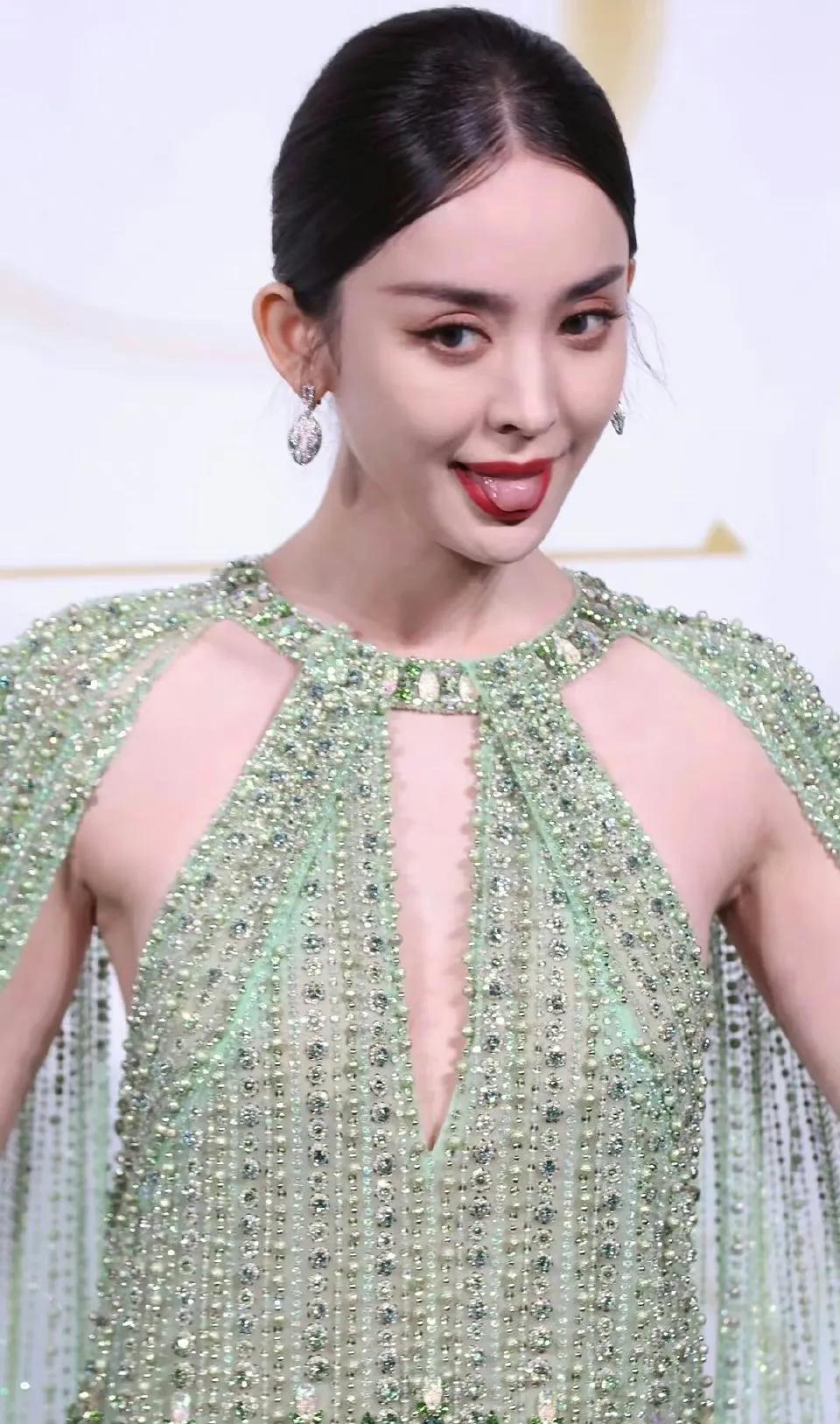 娜扎这舌苔颜色正常吗？
好多女明星爱吐舌头，看来看去娜扎最可爱了。

