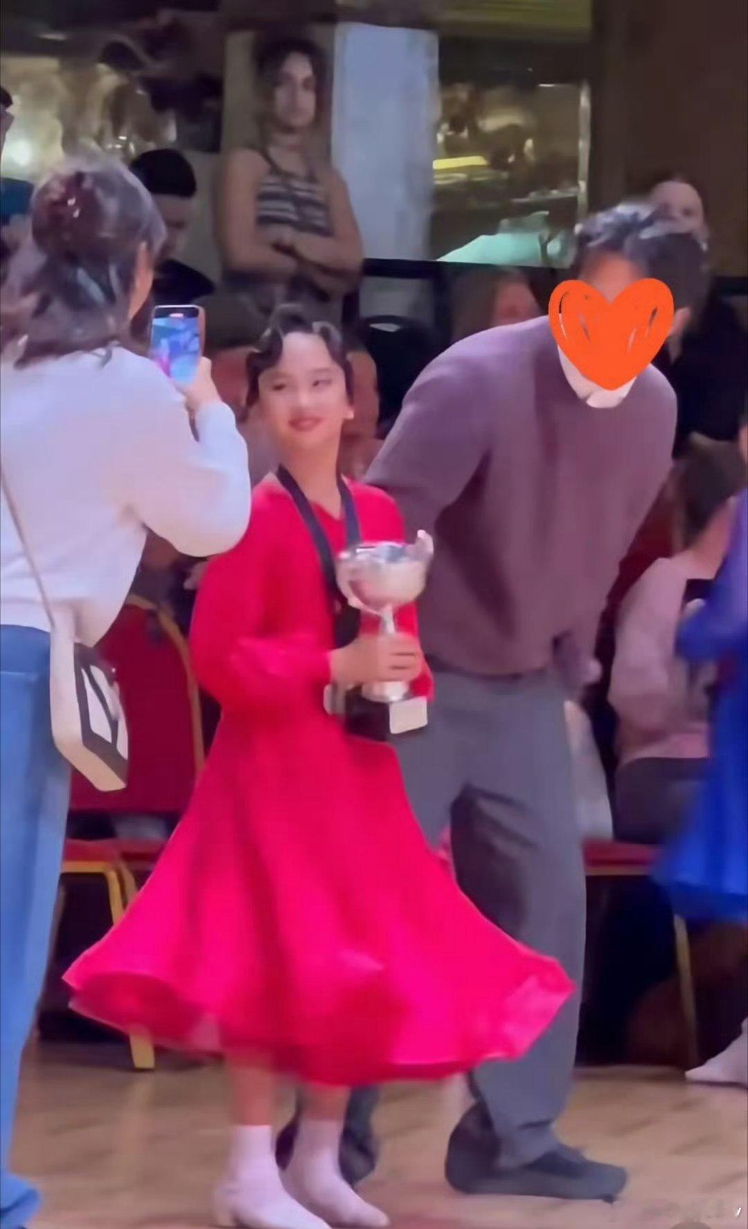 孙俪女儿拉丁舞英国夺冠 好优秀的一家人呐，大家都猜出来了，小花完美继承了邓超的基