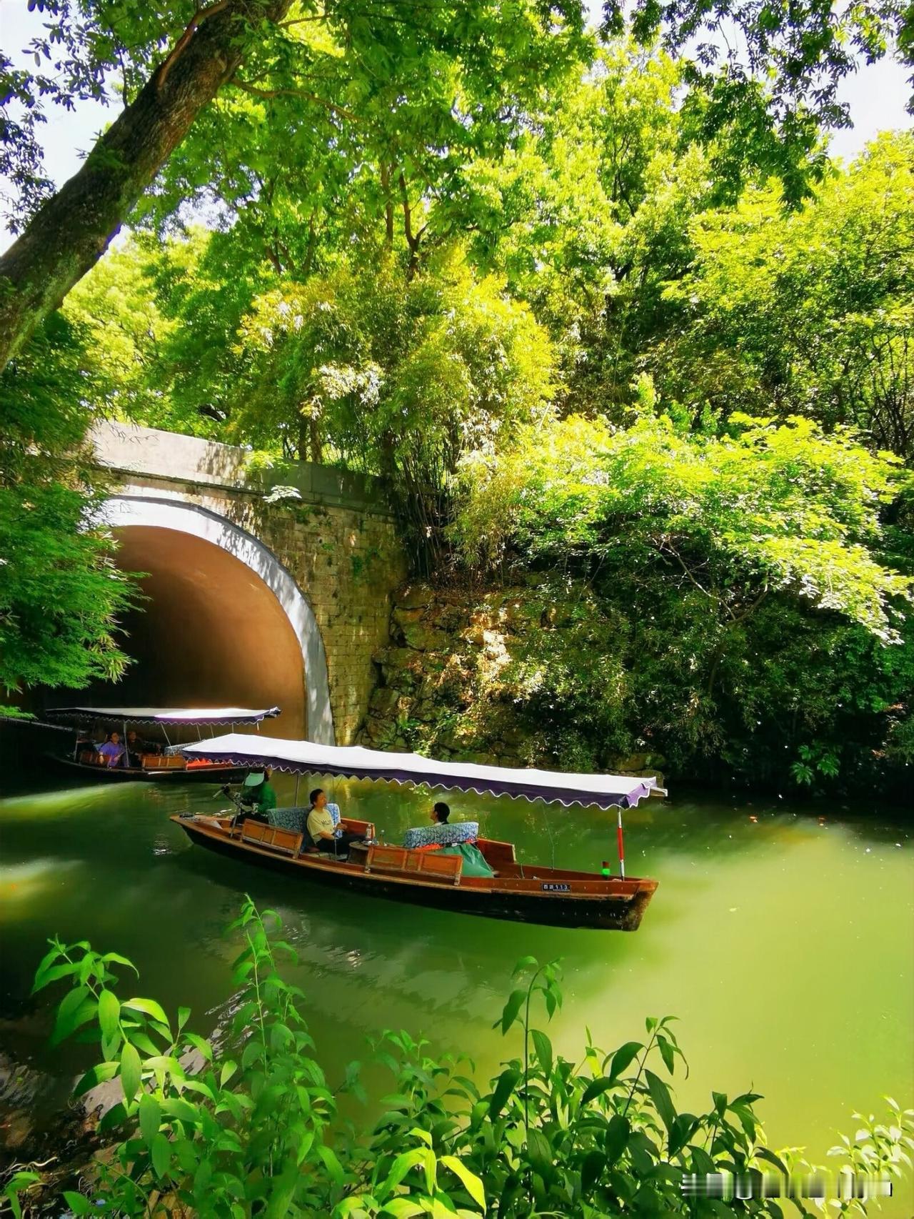 船游杭州西湖三台云水，‌三台云水‌是杭州西湖风景名胜区的重要组成部分，位于西湖南