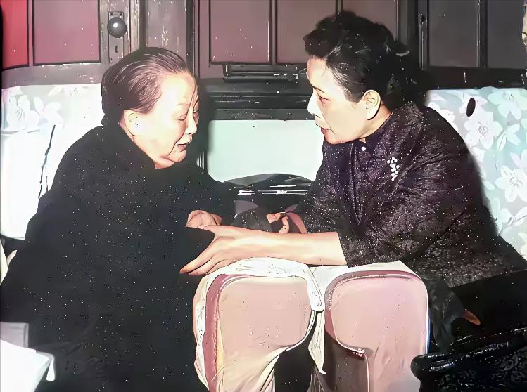 这是宋美龄和72岁江冬秀的真实样貌，都看看吧，两人紧握的手，定格了时光！

江冬