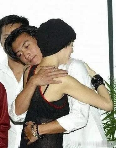 梅艳芳病重之际，曾紧握谢霆锋的手，对他说了一句让他彻底改变的话。
那个时候距离梅