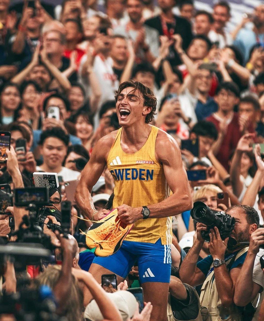 杜普兰蒂斯晒庆祝照 2025年东京田径世锦赛男子撑竿跳高决赛，瑞典名将杜普兰蒂斯