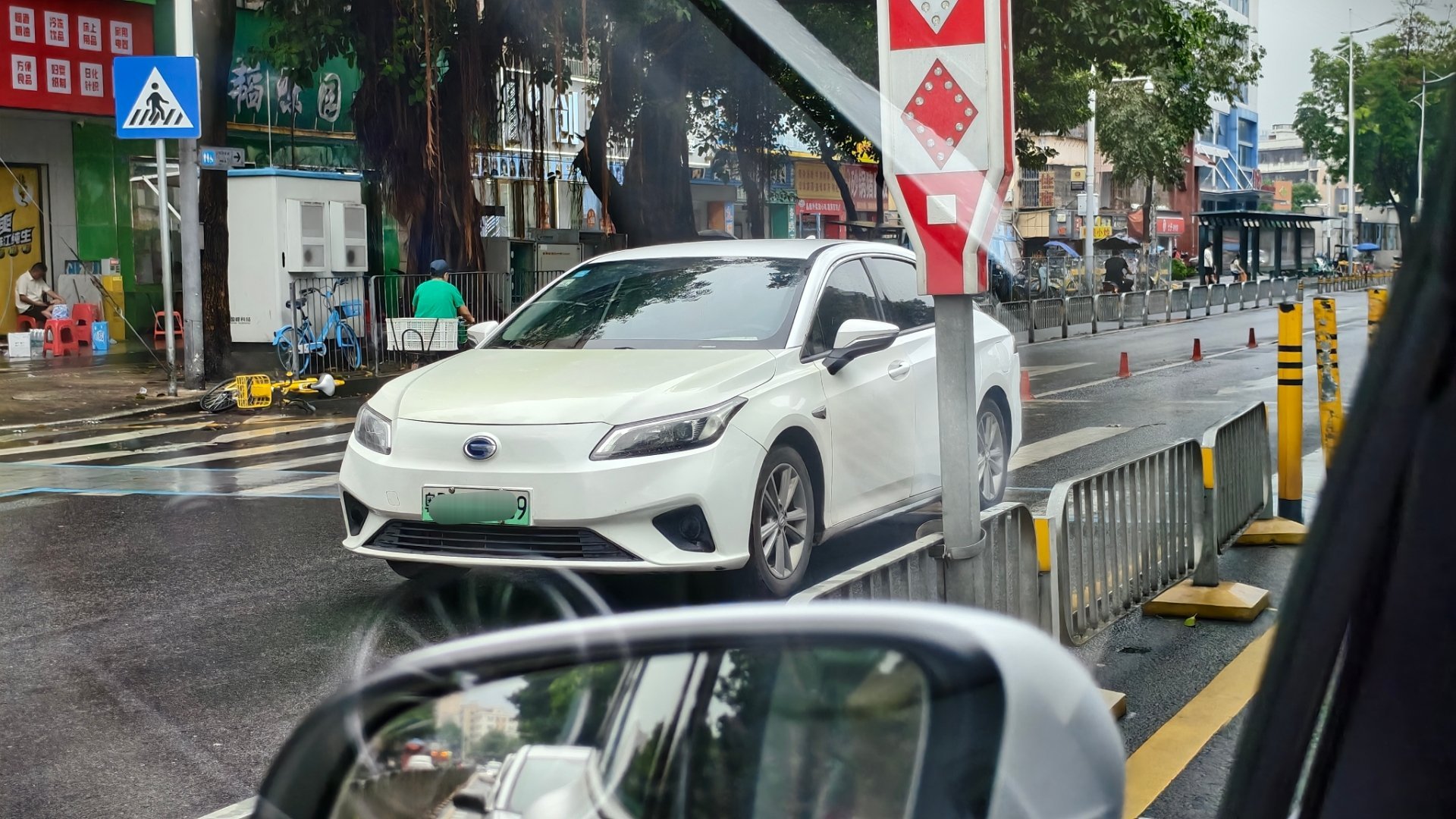 说真的，在深圳的马路上，这种10w左右，白色为主的新能源经济型小轿车，他们在马路
