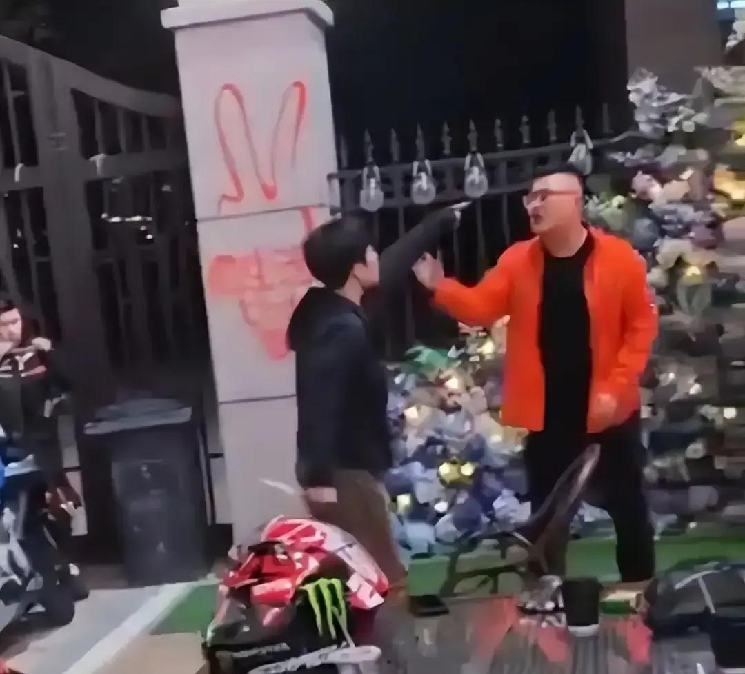 总结一下:
不要在年轻时去羡慕中年人的成功
也不要在中年时去嘲笑年轻人的无能
每