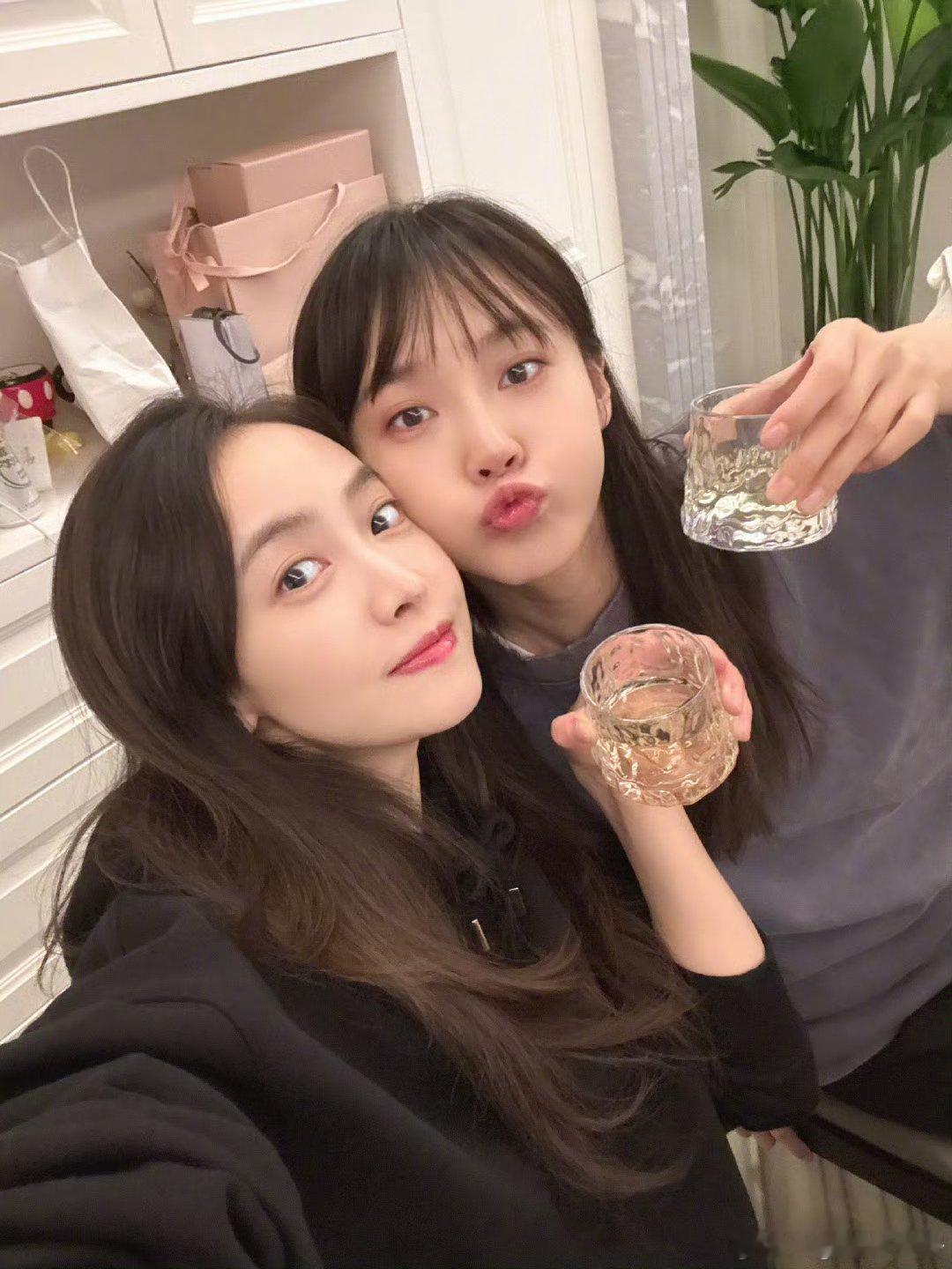 张佳宁提前感受了一下生日的快乐张佳宁晒与宋茜一起过生日照张佳宁提前庆生啦，和朋友