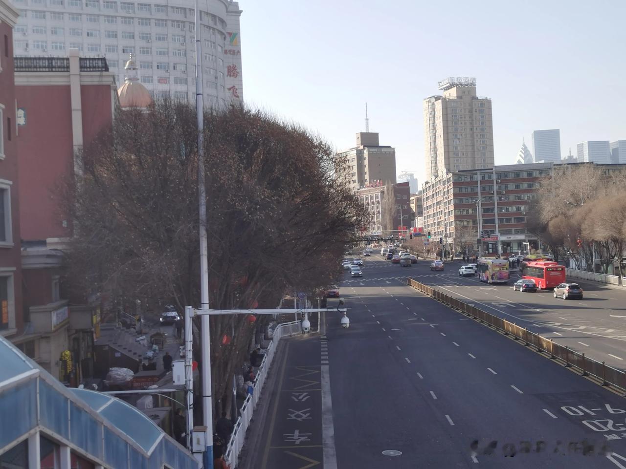 南湖南路水区交警大队门前的道路中间安装上了护栏。

好像是上周六，我看到有工人在