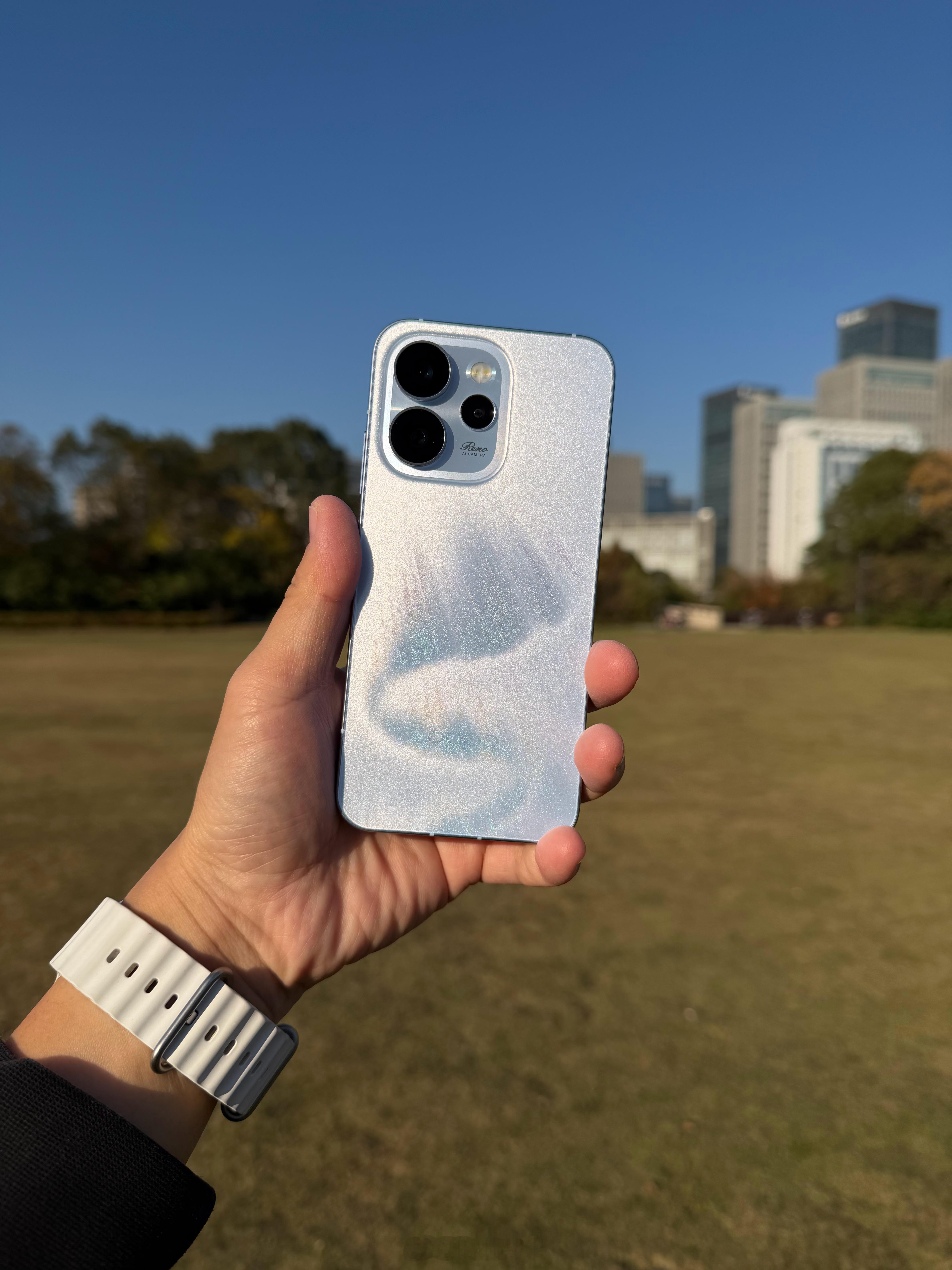 临近年底了，很多朋友准备用年终奖换台手机，其中“需要一款小屏手机”的呼声非常高，