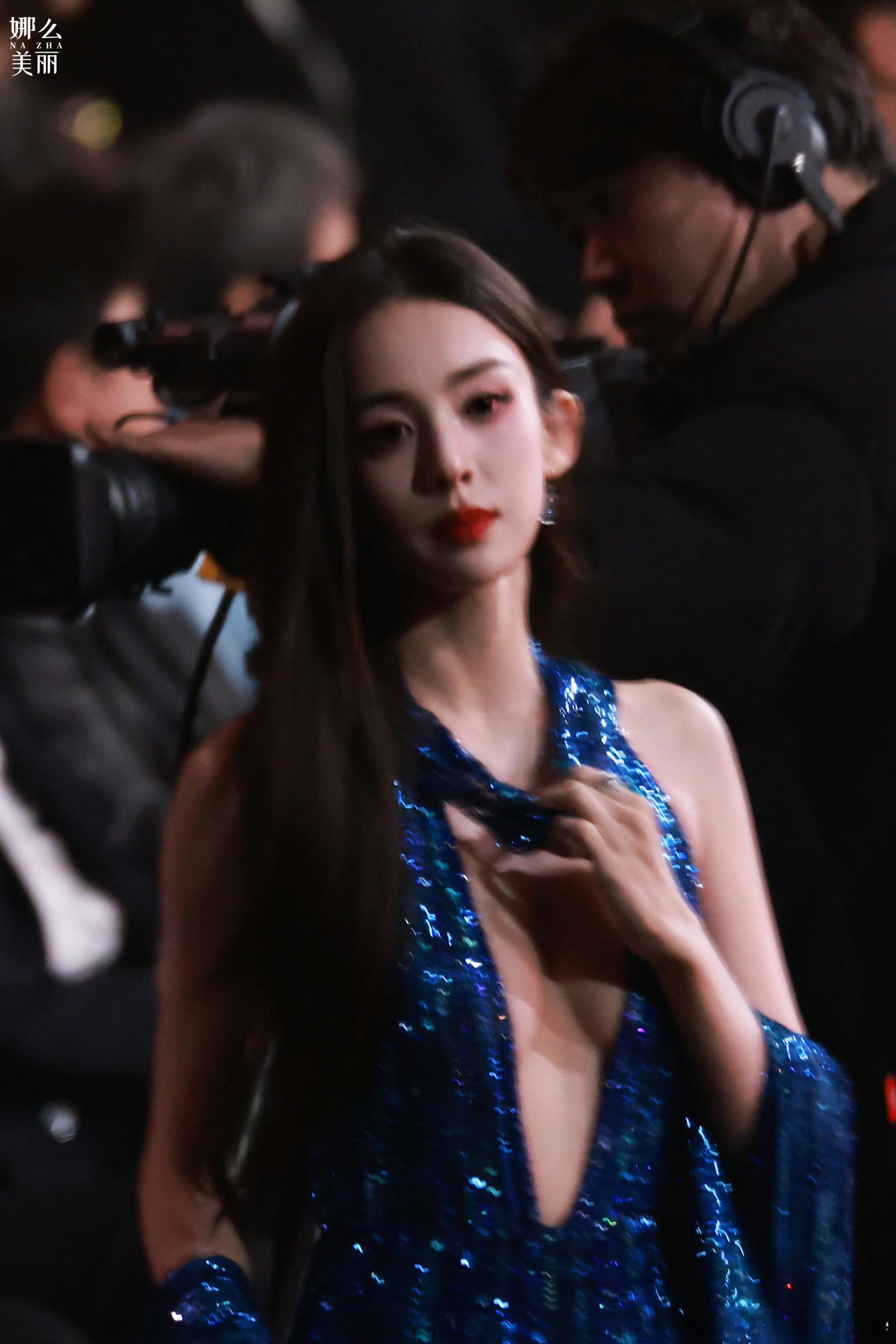 娜扎能不能去微博之夜走个红毯，再去小年夜舞台唱跳下，穿套黑色/紫色/粉色小裙