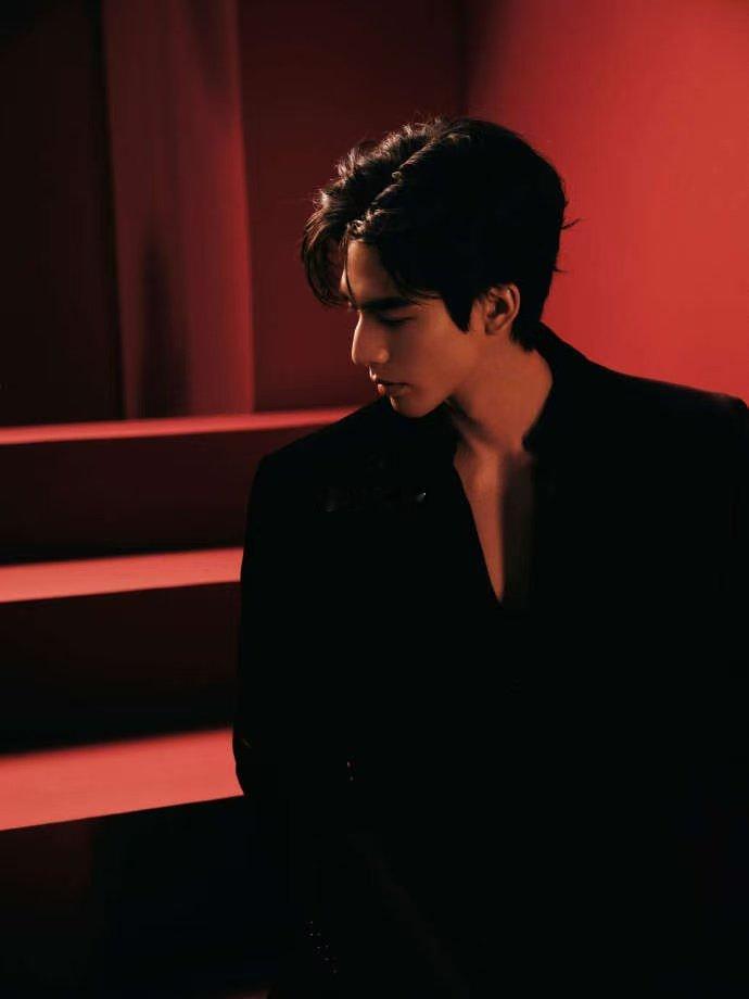 宋威龙红丝绒深V 被宋威龙的红丝绒深V拿捏了！锁骨线条优越，造型夯爆全场没商量 