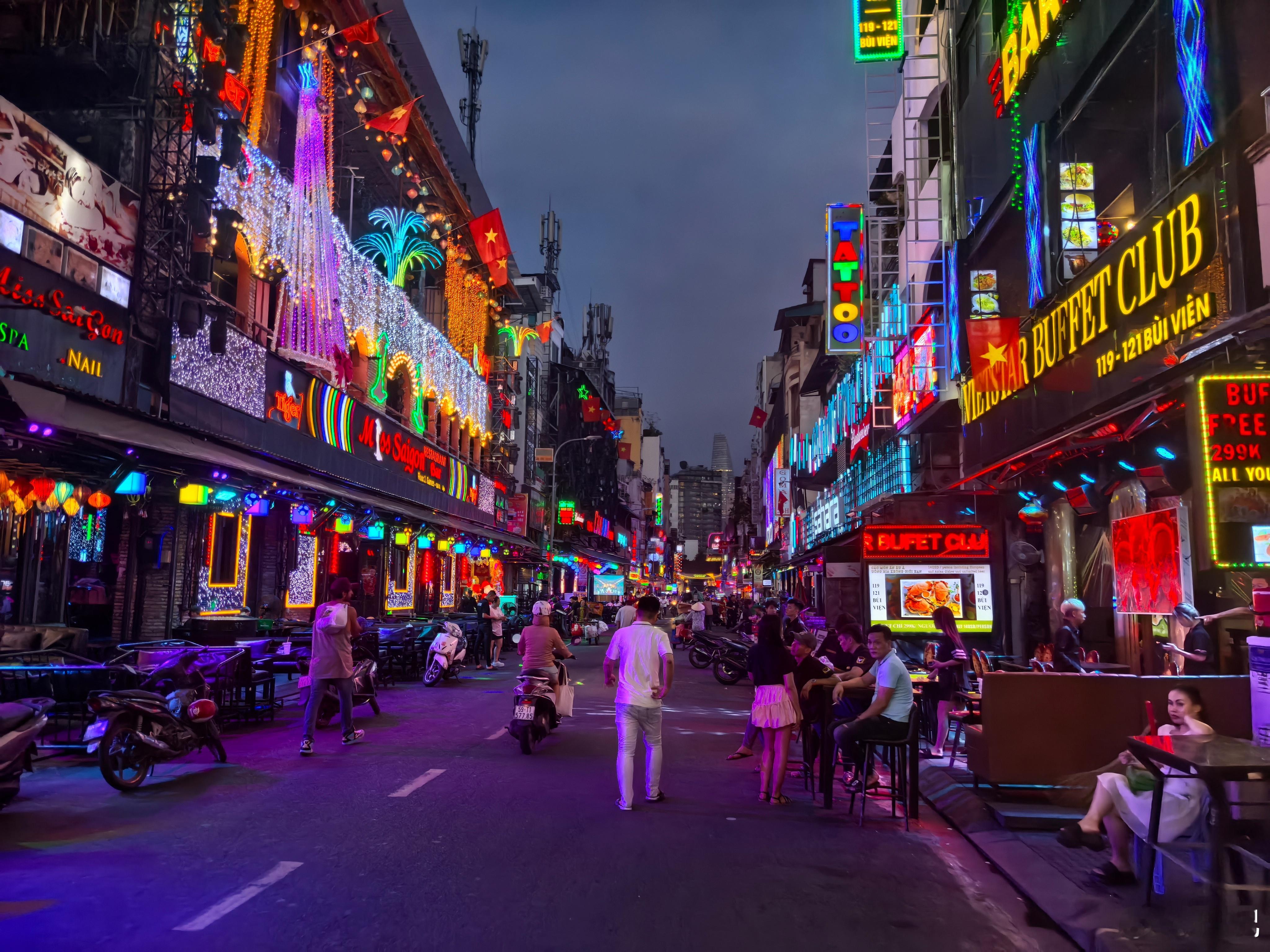 感觉有点赛博朋克风。 ​​​