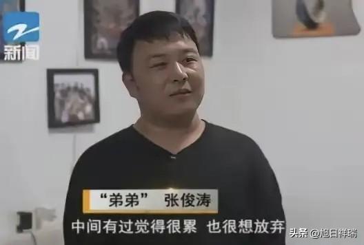 泪目！18岁河南小伙被骗光钱睡公园长椅半个月，陌生保洁大妈领回家认干儿子，11年