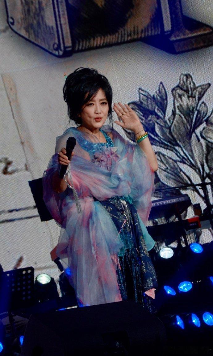 时光从不败温柔，优雅姿态动人，天籁之音唱响舞台，回味无穷齐豫只有姐感没有登味歌手