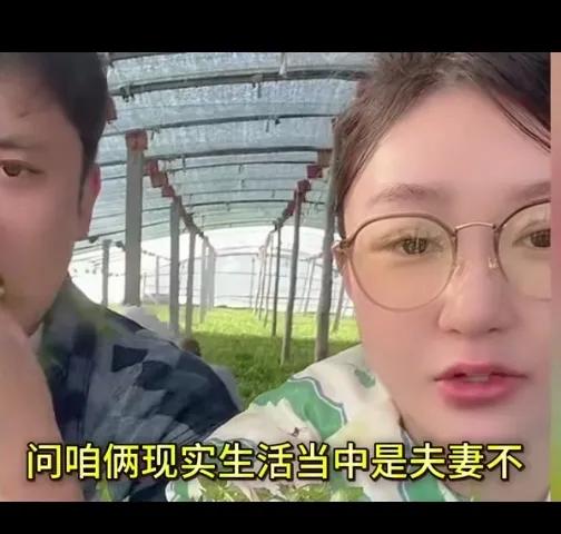 这刘英和赵玉田真的在一起了！
看见他们两个人一起直播带货，就知道两个人的关系不一