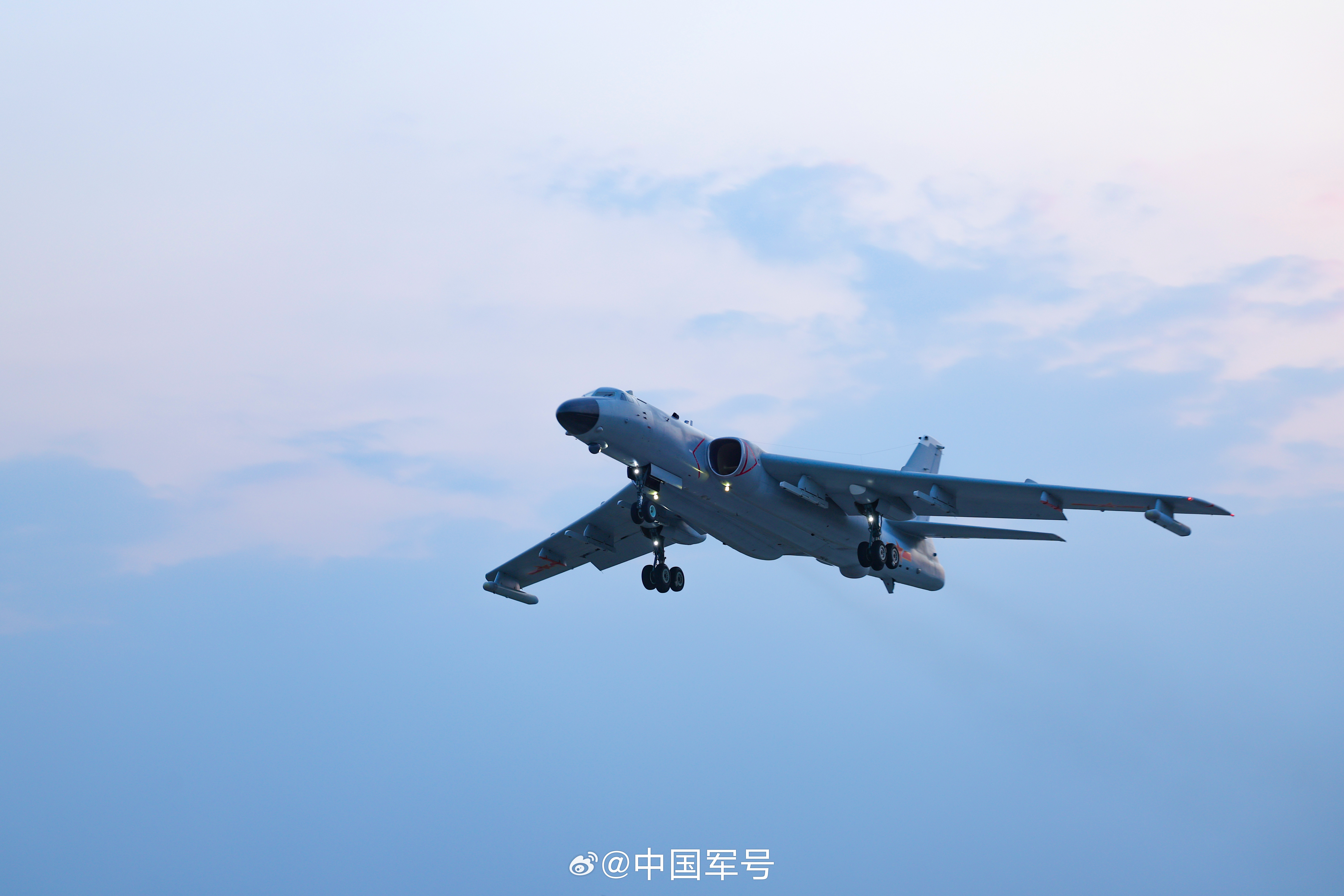 【一键收藏！跟着战机去踏春】近日，南部战区空军航空兵某部组织全要素、高强度、实战