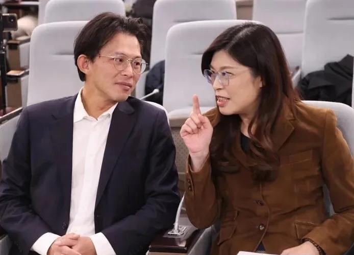 其实赵少康一派还在坚持党团必须独立运作的说法是非常可笑的，就军购案而言，这并不是