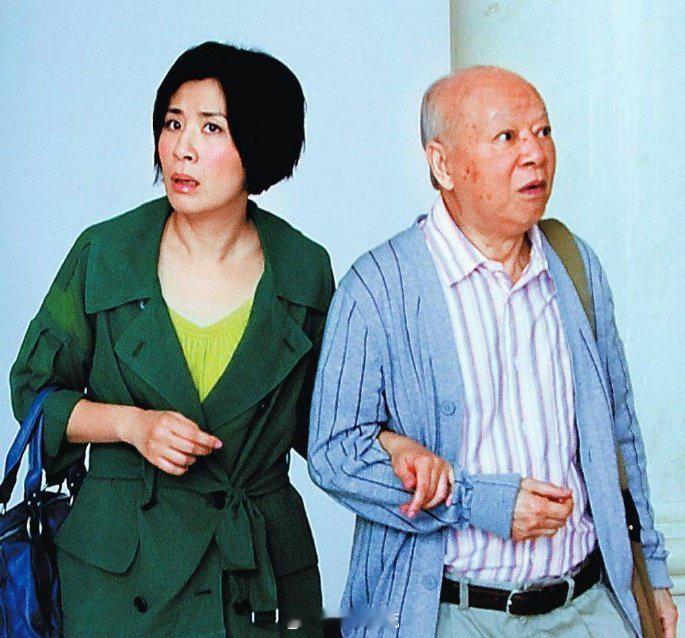 吴君如父亲离世这个老爷子也演过很多电视剧吧，而且我记得是个很和善的老爷子，一路走