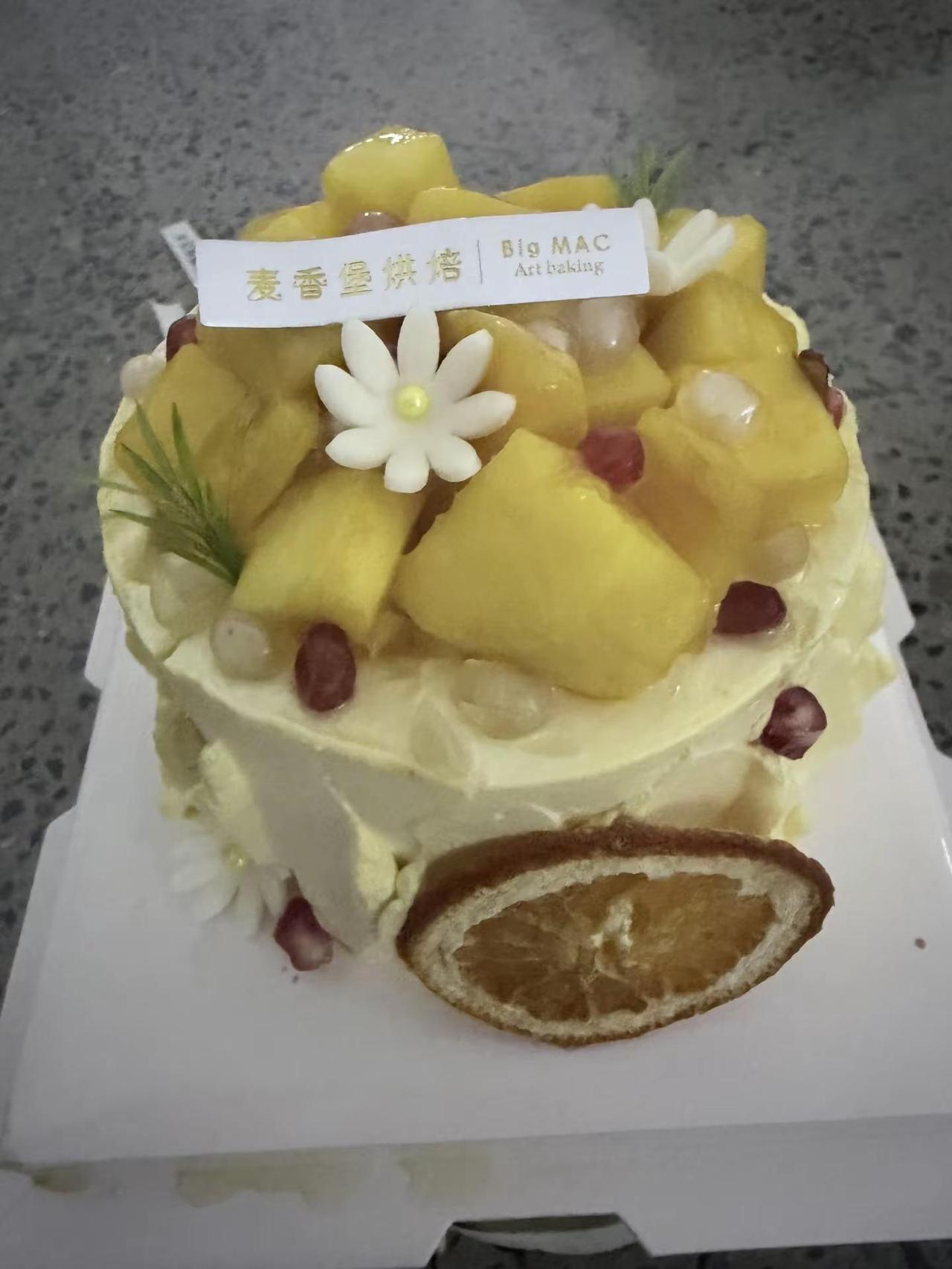 岁月是把杀猪刀，今天用来切蛋糕，上着班收到了闺蜜送来的小惊喜😘😘😘