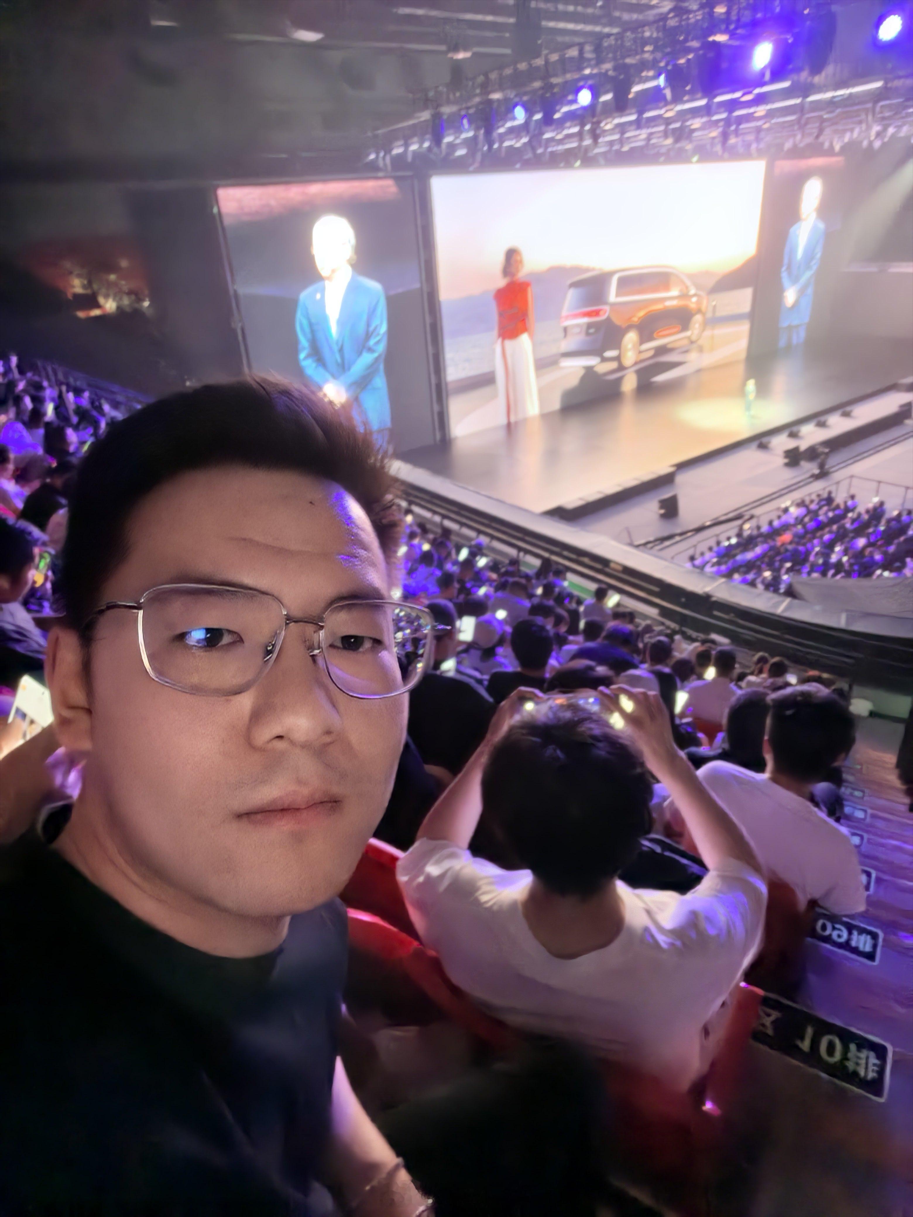 带着增距镜来发布会了 果然用华为Pura 90 Pro Max在哪都是第一排华为