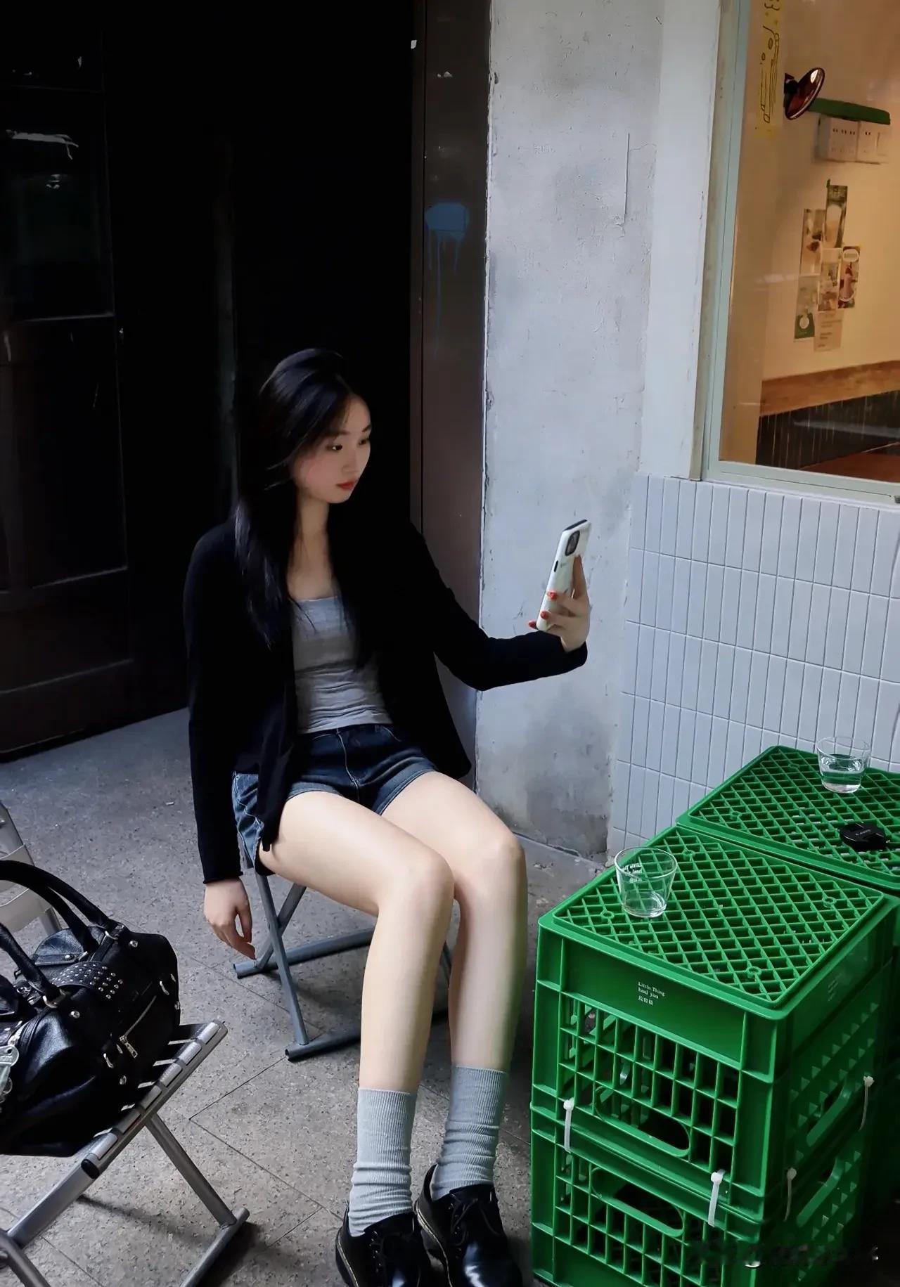 大长腿少女的日常  
谁说长腿只能走秀场？  
台阶当跑道，走廊变T台，  
每