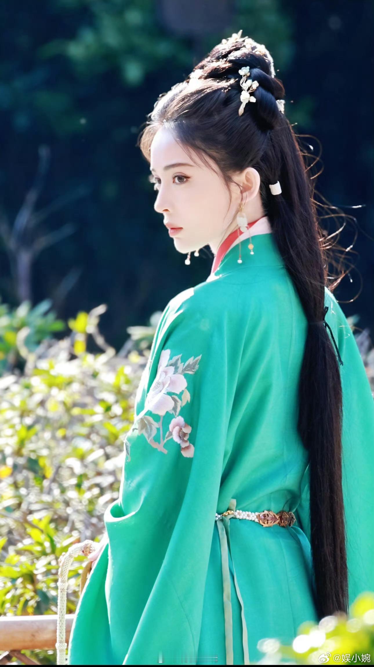 娜扎写在脸上的实权当家女主 娜扎新剧角色荣善宝，眉宇间尽显实权当家的霸气。她以一