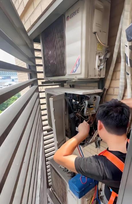 南京一个空调修理工，顶着38度高温干完活，客户多给了七十块钱，他下楼买了瓶冰可乐