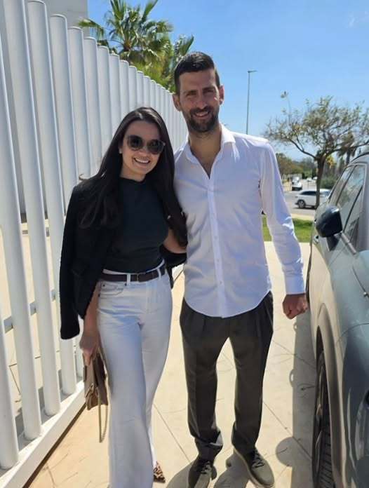 德约科维奇 你闹前几天被人拍到在玛贝拉，今天马德里官方又发了一个你闹新衣服宣传小