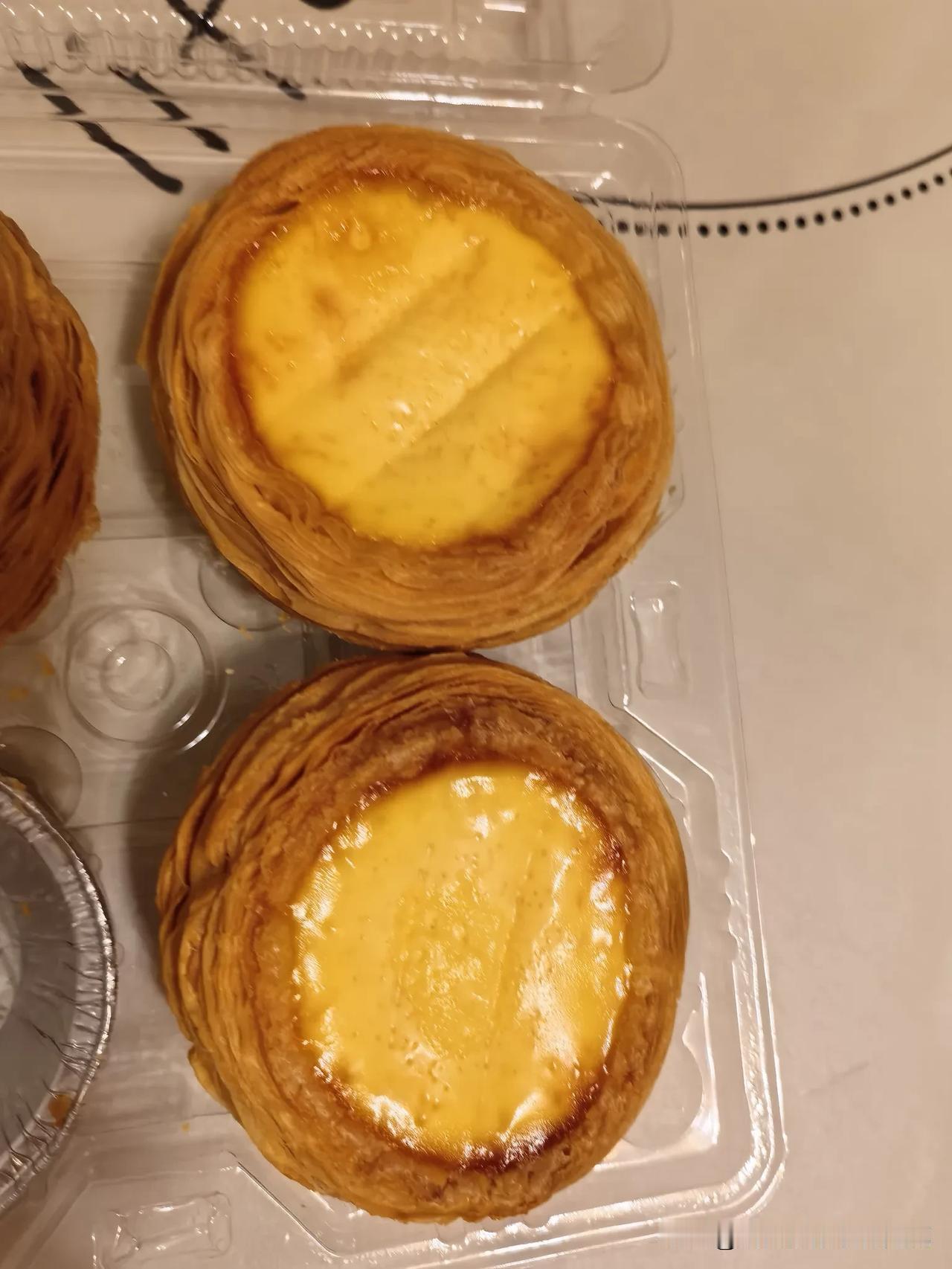 讲真，最近很火的超长长长长蛋挞还不如这种老款的蛋挞，超长长长蛋挞，只是长和酥而已