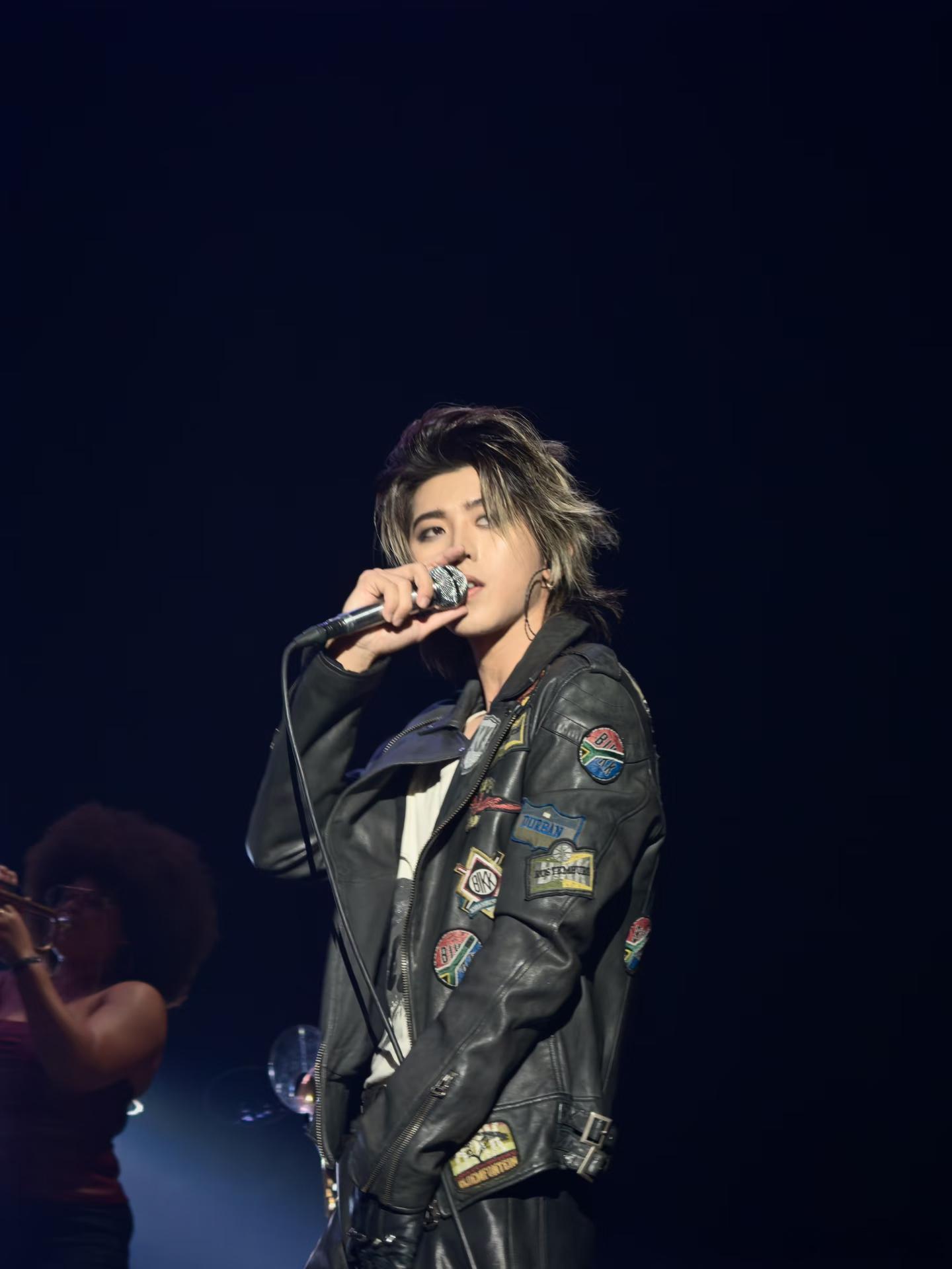 谁教蔡徐坤这样穿衣服的真的被蔡徐坤这套巡演穿搭戳中，单边露臂把好身材全展现出来，