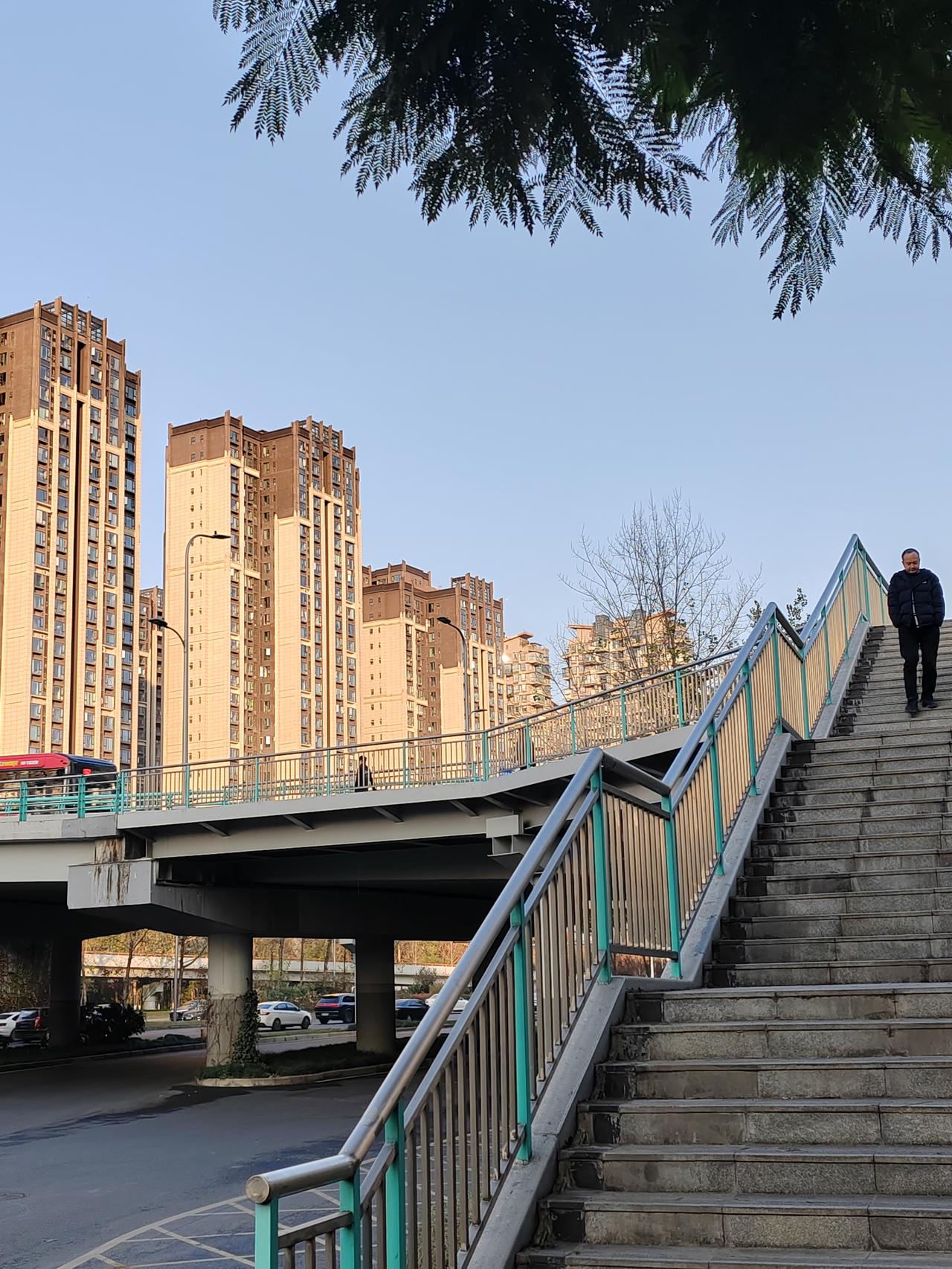 晒图笔记大赛 楼阁高耸入云，行人漫步台阶。