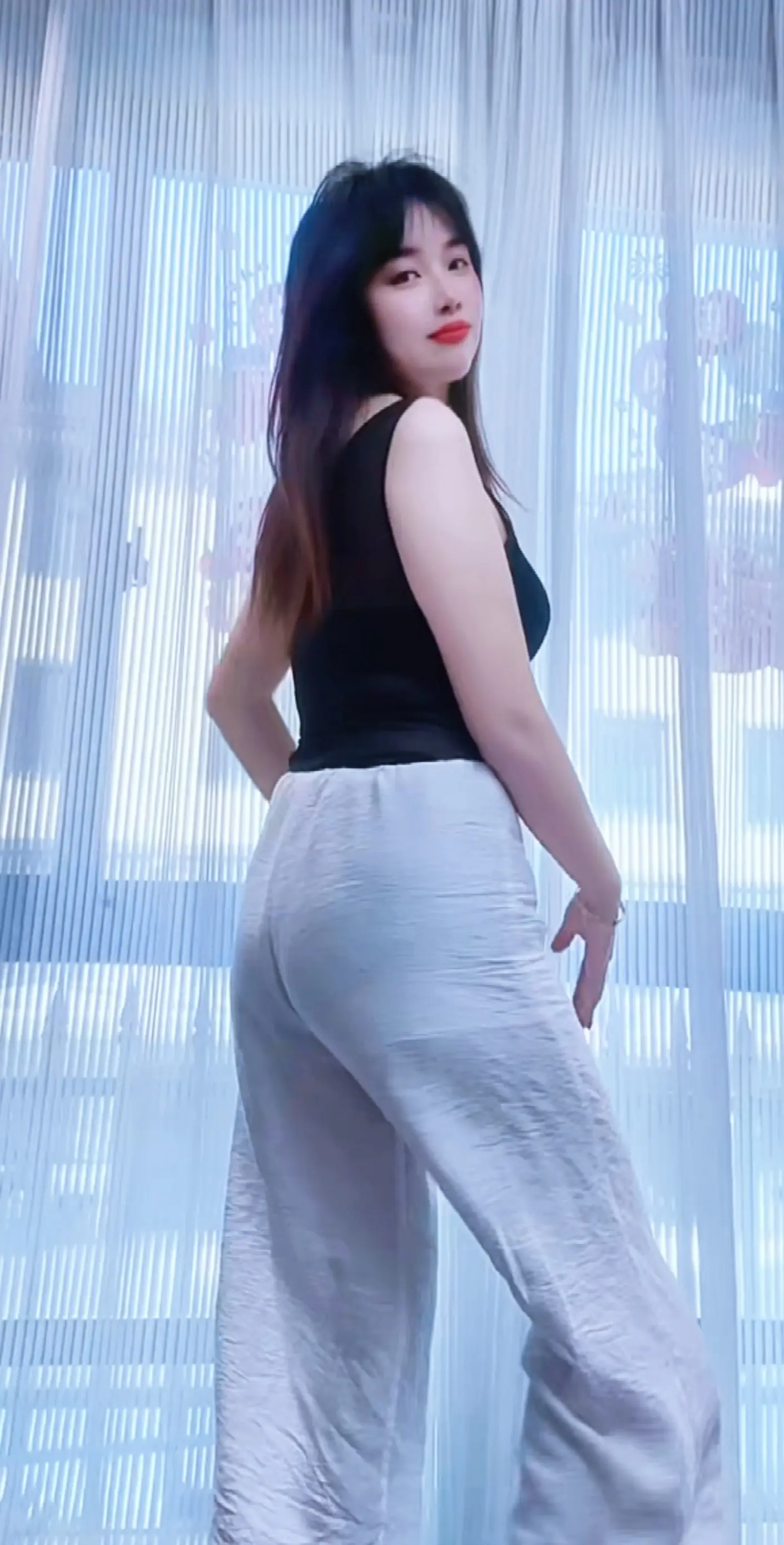 “与其盼着别人来爱你，不如先好好爱自己，你足够好，才配得上所有的好…”