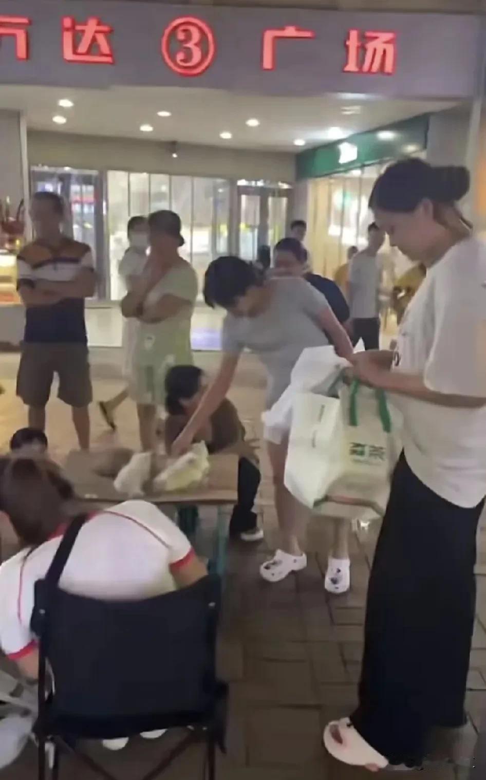 全红婵回到湛江老家，就迫不及待地跑到湛江市区逛街了，竟然出现在湛江万达广场，广州