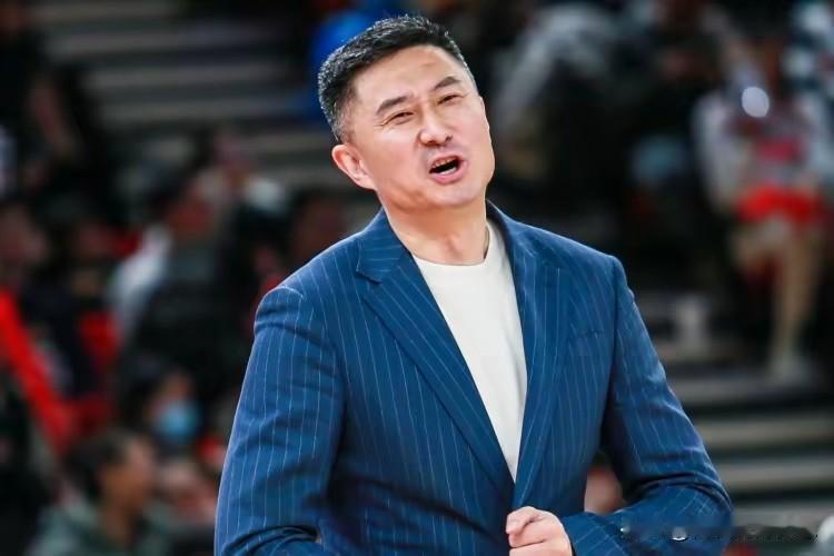 杜锋春风得意！
全运会杜锋带领广东队拿到成年组冠军，赛后杜锋与广东省领导握手。据