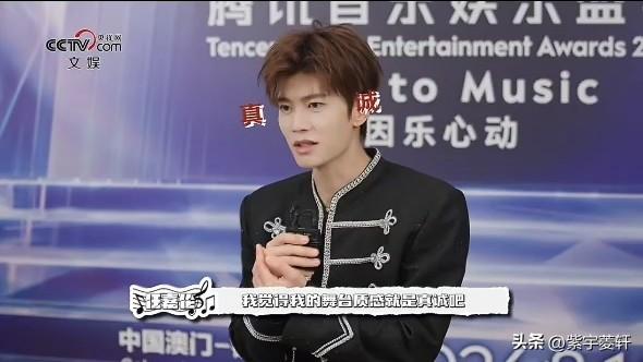 一遍又一遍的看任嘉伦的采访，
觉得他真的是非常好的宝藏男孩，
他的音乐是渐变色的