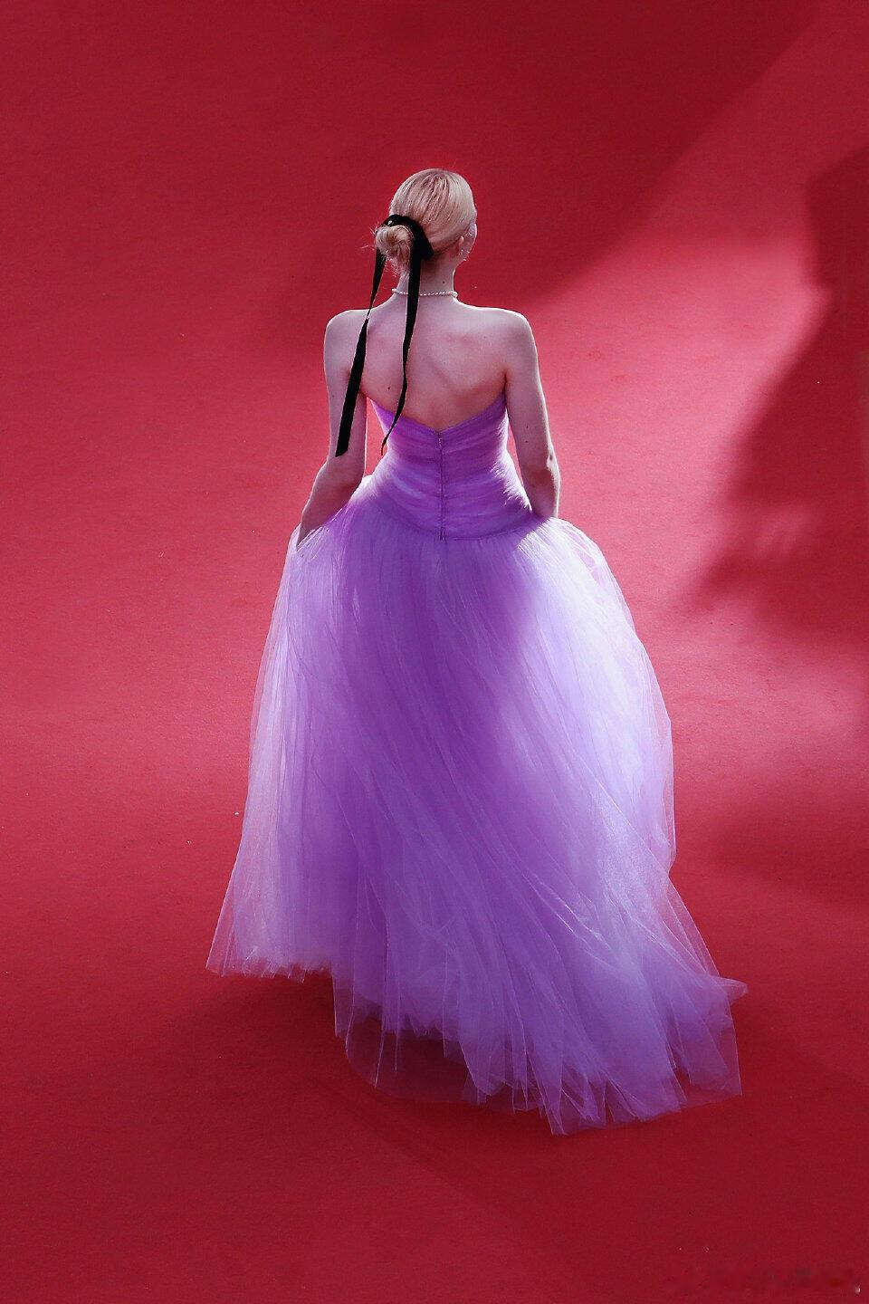 范宁2017年戛纳红毯上这套造型Rodarte 特别定制礼服惊艳一整个电影节，尤