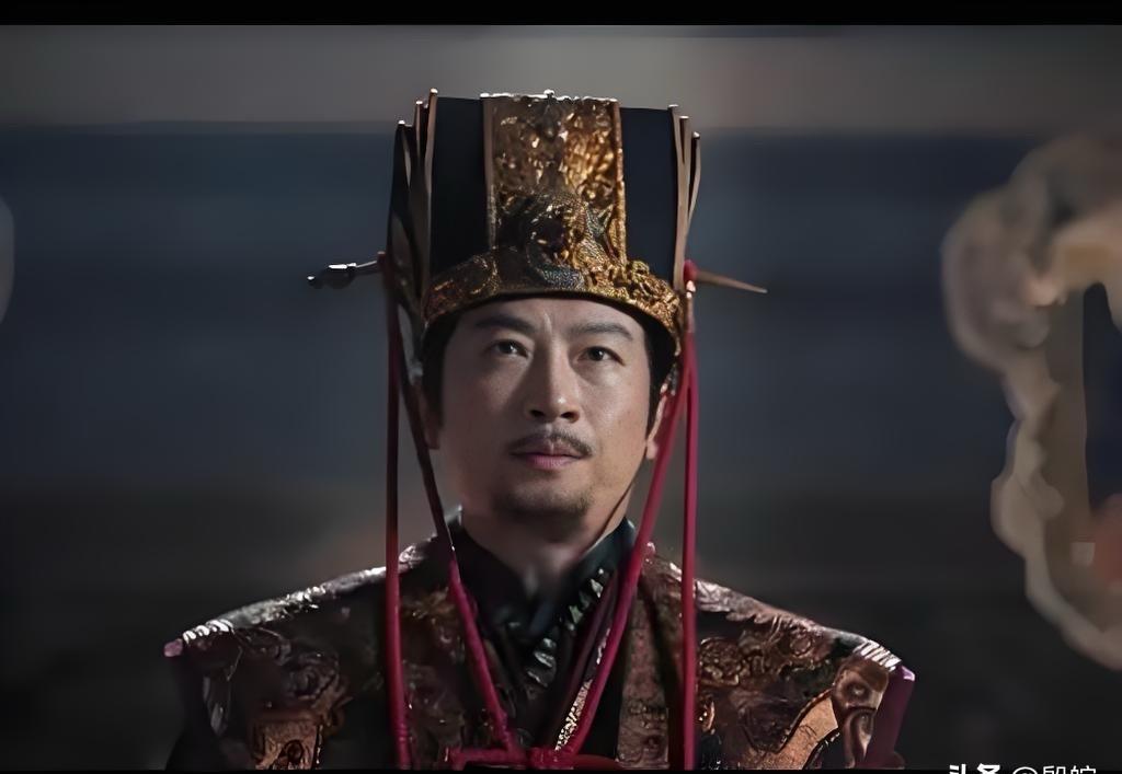 凤平城没死心，早把命条藏在诏书背面。
朱砂字小，比针尖还细，可比刀还狠。
剧组没