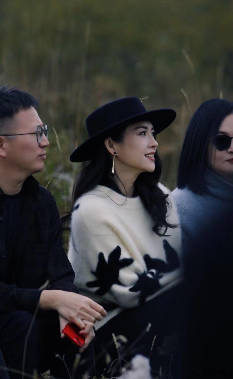 #章子怡大花风采# 章子怡果然没有让我们失望，这次确实感受到了在造型方面的改变，