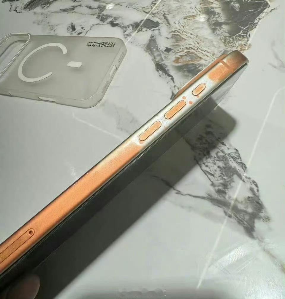 曝iPhone17 Pro Max被湿巾擦掉色，真假啊？买一款手机，还能体验两种