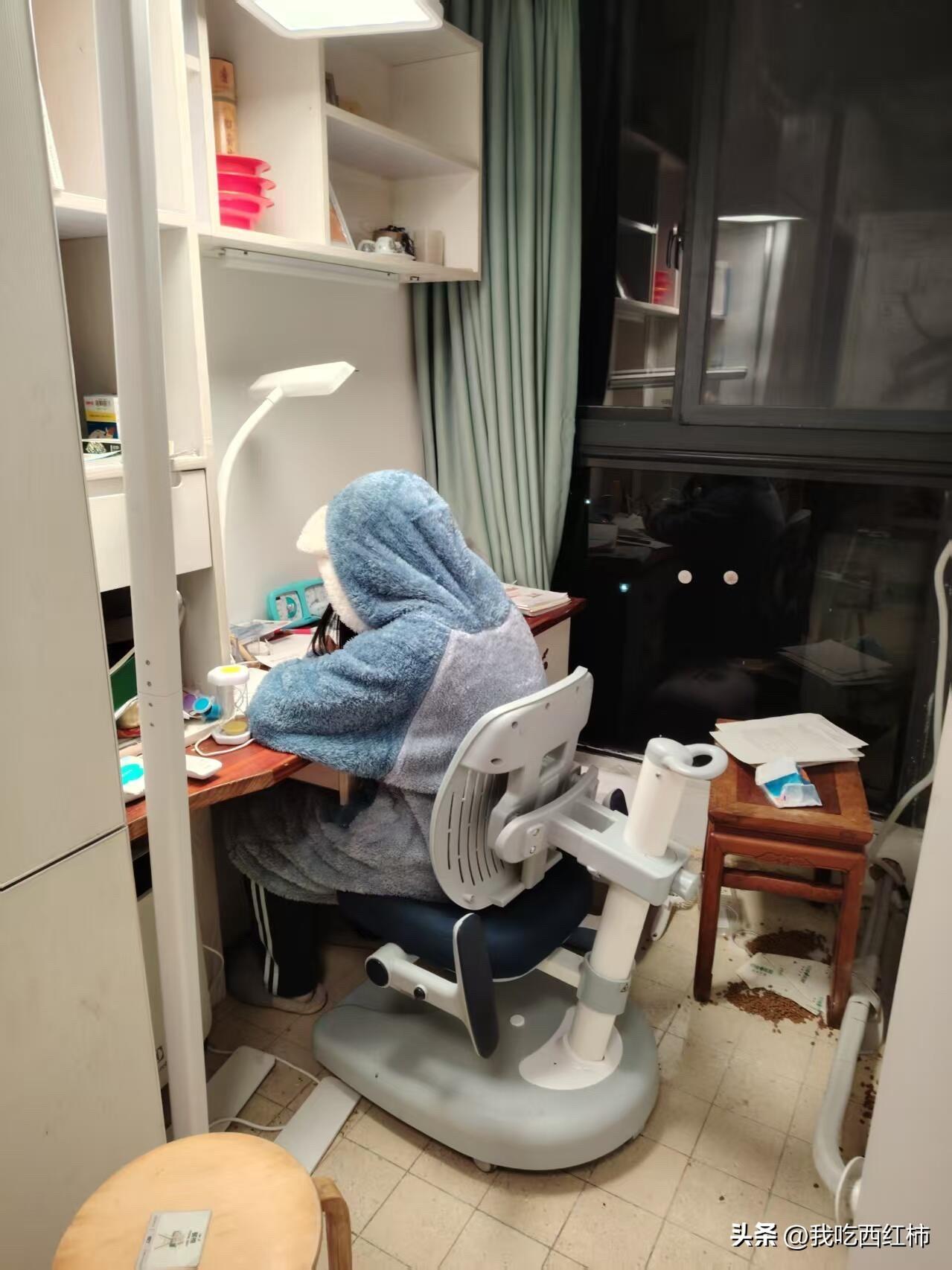 最近每周三帮女儿请假，睡到自然醒
女儿二毛读初二，期末前一个多月，早上起不来床，