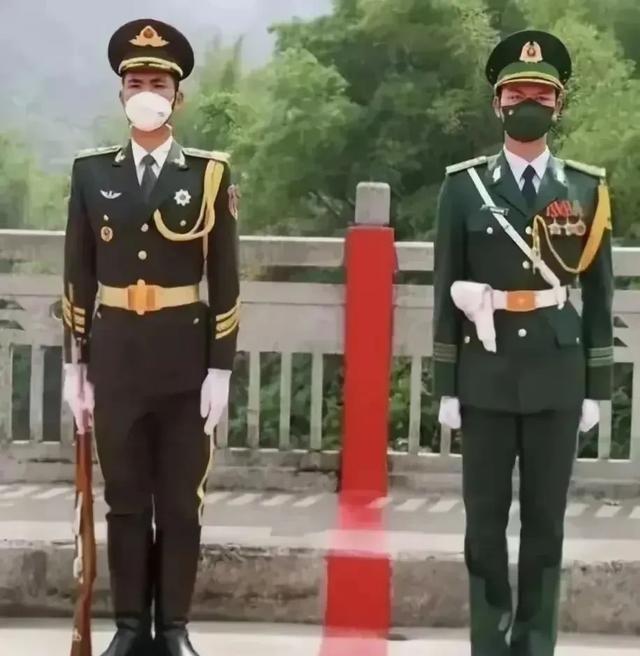 中越边境桥上，两国哨兵军姿挺拔、制服相似，仅凭外观确实难辨。关键看装备
最近网上