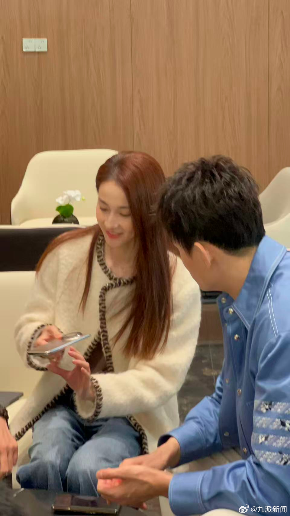 #杭州偶遇孙杨夫妇逛街#  赛场上霸气全开，生活中随性松弛。近日，孙杨与妻子张豆