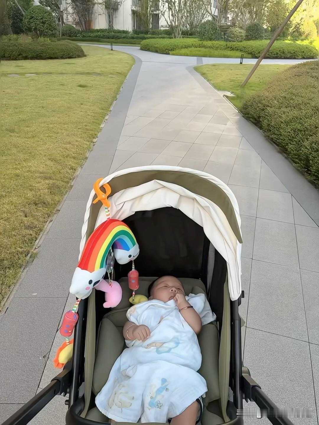 只有自己成为妈妈的那一天起，才能真正体会到妈妈的不易。
当妈妈后考虑的问题是会越