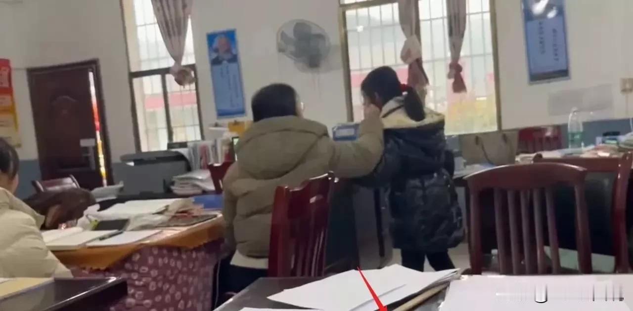 入职不满一年的某部门经理绩效考核被得D，分管副总准备换人，让HR悄没声的启动招聘