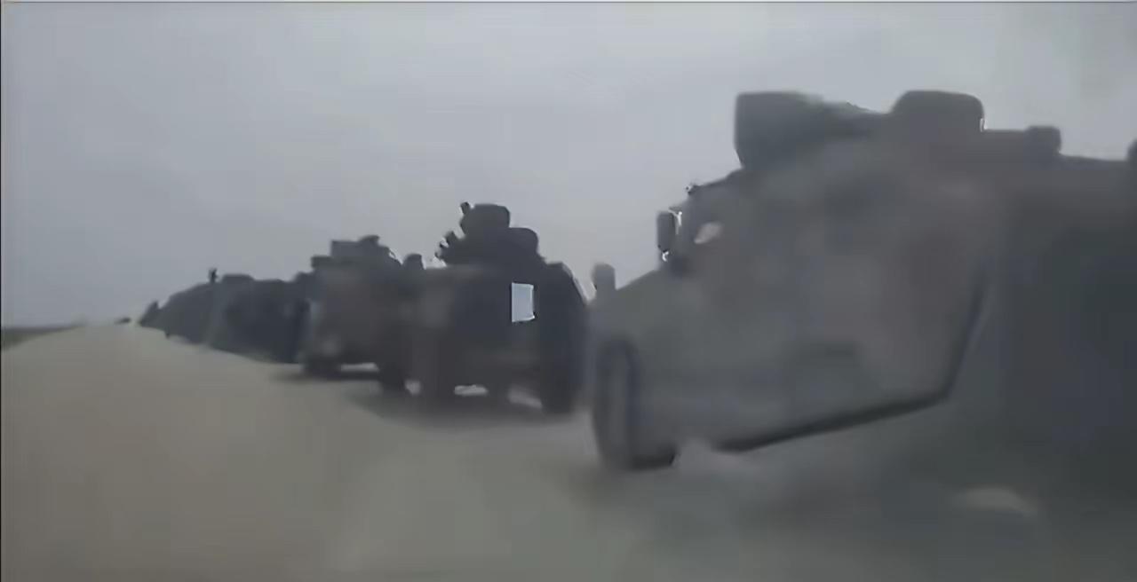 美军车队从叙利亚哈塞克省的卡萨克基地撤退到约旦。

几十辆美军卡车拉着装甲车，直