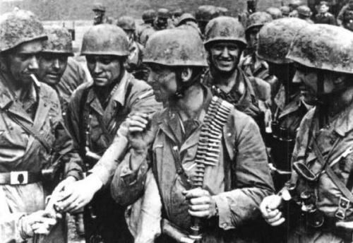1941年，德国军队向东猛扑，几百万苏联士兵相继落入敌手。 
 
这批人，几乎没