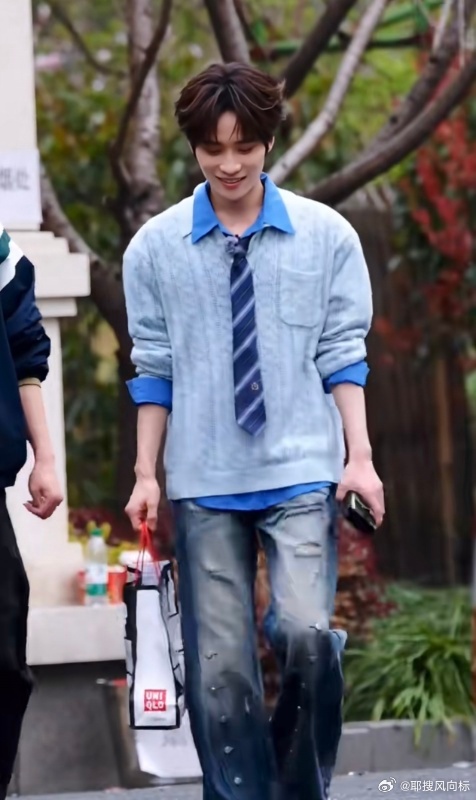 井胧家的咖啡机长毛了风华合伙人井胧本想在店里秀一把咖啡拉花，结果发现咖啡机直接长