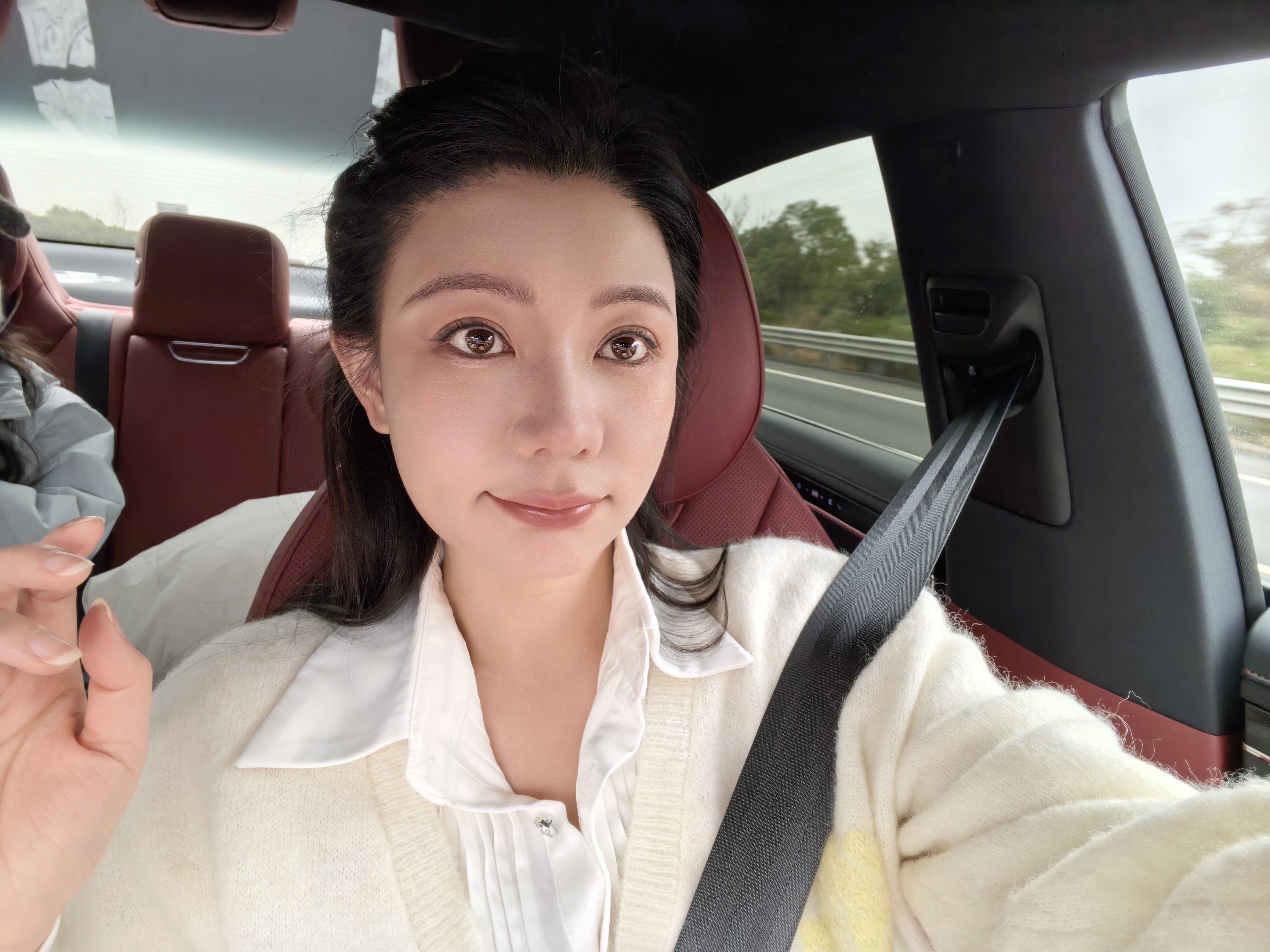 Hello朋友们今天长这样一整个妆都是在车上完成的智界s7  跑高速真的稳跨城拍